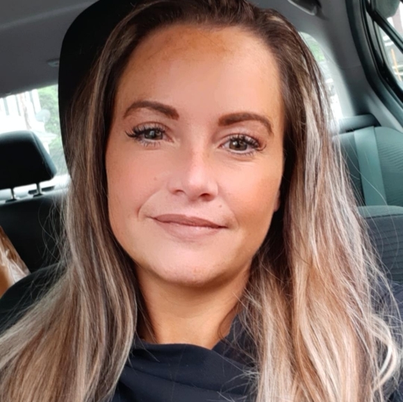 Meet your Posher, Renee - Picture 1 of 2